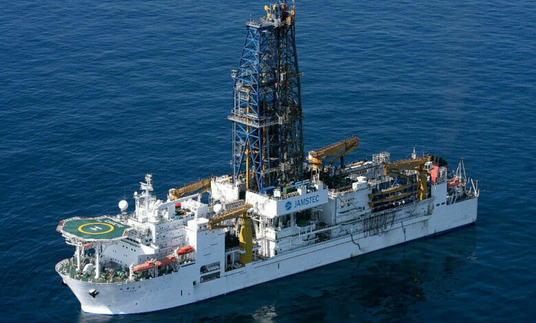 Nhật Bản thử nghiệm khai thác đất hiếm từ đáy biển sâu 6.000 m