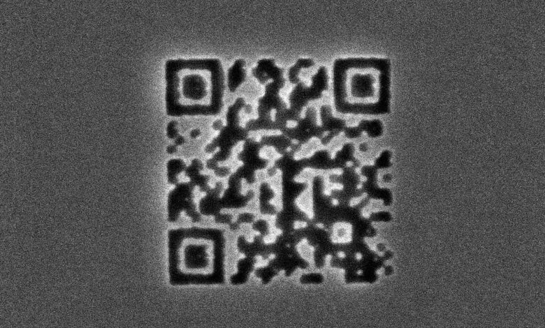 Mã QR nhỏ hơn vi khuẩn lập kỷ lục thế giới