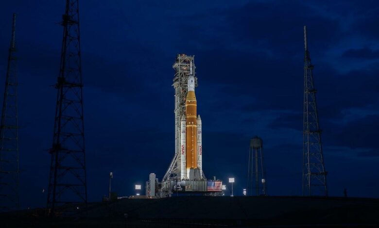 NASA hoãn đưa người tới Mặt Trăng sau thử nghiệm trục trặc NASA hoãn đưa người tới Mặt Trăng sau thử nghiệm trục trặc