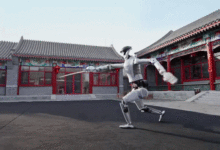 Robot hình người múa kiếm mừng năm mới