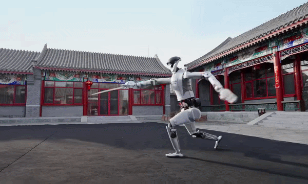 Robot hình người múa kiếm mừng năm mới