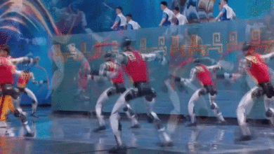 Robot Trung Quốc múa côn, biểu diễn túy quyền trong gala năm mới