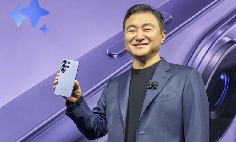 Chủ tịch Samsung: ‘Tác nhân AI đang gần gũi hơn nhờ smartphone’