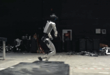 Hậu trường robot Trung Quốc tập parkour, múa côn cho gala năm mới