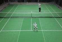 Robot hình người chơi tennis với người thật