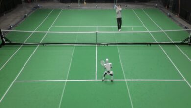 Robot hình người chơi tennis với người thật