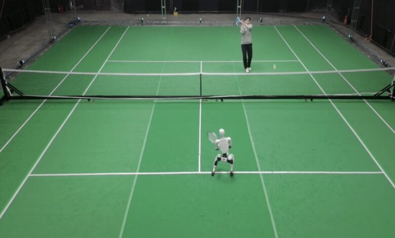 Robot hình người chơi tennis với người thật