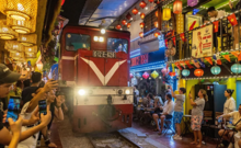 Hà Nội: Phố đường tàu ‘nguy hiểm chết người’ vì sao vẫn hút khách?