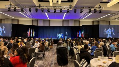 Cờ Đỏ Tại Đại Hội Hiệp Hội Giáo Dục Song Ngữ California