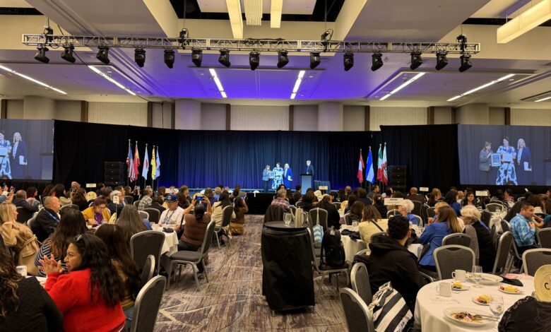 Cờ Đỏ Tại Đại Hội Hiệp Hội Giáo Dục Song Ngữ California