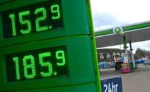 Nhiên liệu theo hạn mức và xe bus miễn phí: Cách các nước ứng phó giá dầu tăng cao