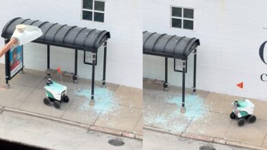 Robot giao hàng húc vỡ cửa kính bến xe buýt