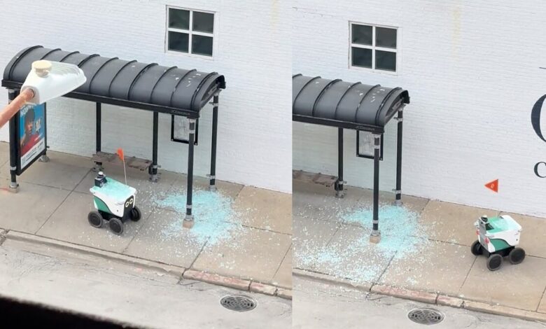 Robot giao hàng húc vỡ cửa kính bến xe buýt