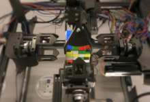 Hai anh em tự chế robot xoay rubik