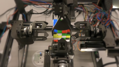 Hai anh em tự chế robot xoay rubik