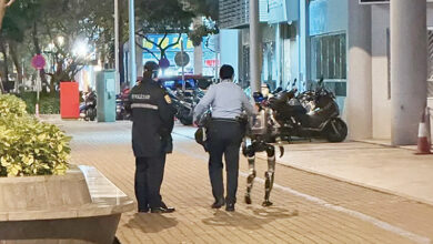 Robot hình người bị bắt vì dọa cụ bà 70 tuổi