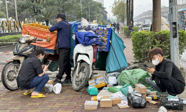 Doanh nghiệp chuyển phát đồng loạt phụ thu phí xăng, dầu