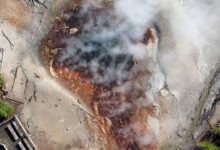 Mạch nước phun axit cao tới 9 m, nóng hơn 90 độ