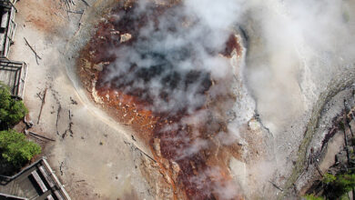 Mạch nước phun axit cao tới 9 m, nóng hơn 90 độ