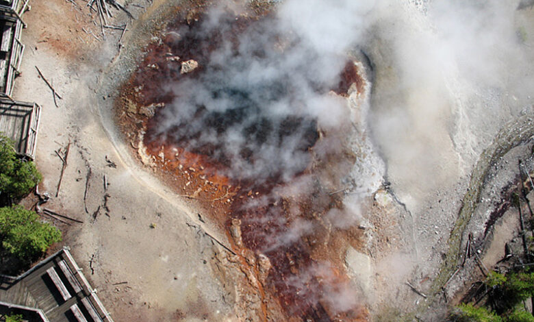 Mạch nước phun axit cao tới 9 m, nóng hơn 90 độ