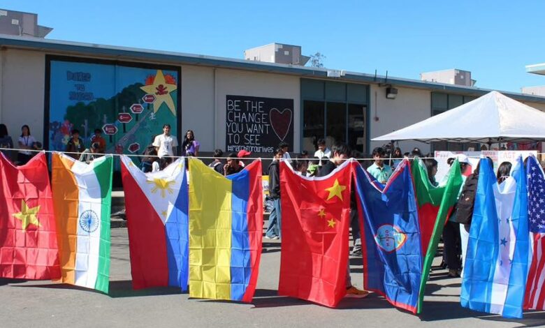 Tại vùng San Jose, Trường trung học Milpitas treo cờ đỏ sao vàng