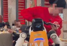 Robot hình người bị lôi khỏi nhà hàng vì đập bát đĩa