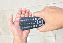 Tại sao đập nhẹ giúp điều khiển TV hoạt động lại?