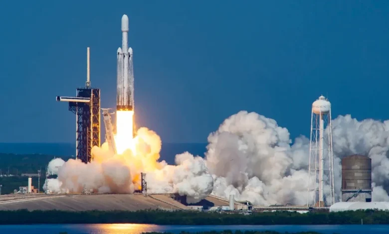Tên lửa mạnh thứ hai thế giới Falcon Heavy tái xuất tối nay