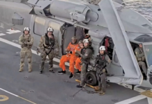 Phi hành đoàn Artemis II rời khỏi tàu Orion trên biển