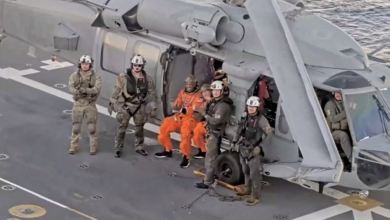 Phi hành đoàn Artemis II rời khỏi tàu Orion trên biển