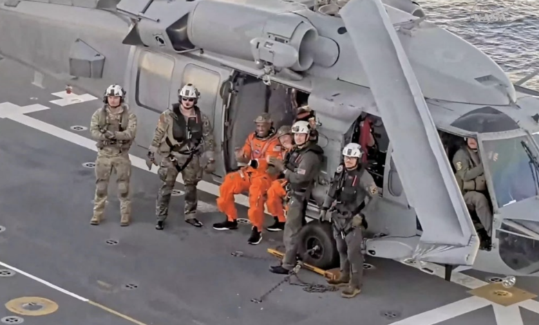 Phi hành đoàn Artemis II rời khỏi tàu Orion trên biển Phi hành đoàn Artemis II rời khỏi tàu Orion trên biển