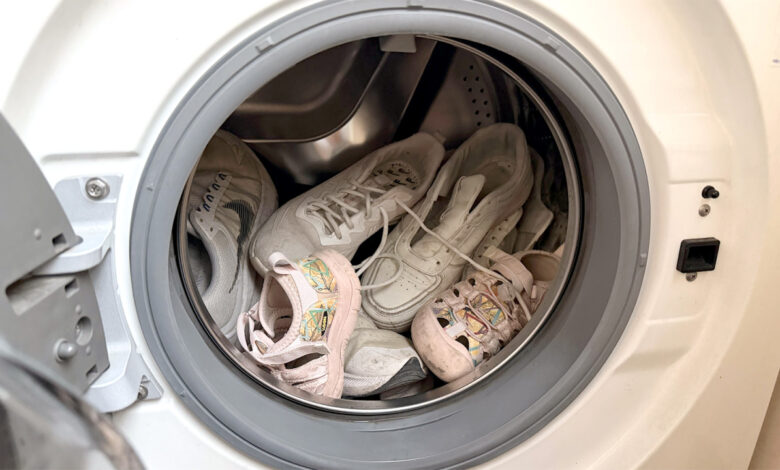 Mẹo giặt sạch giày bằng máy giặt