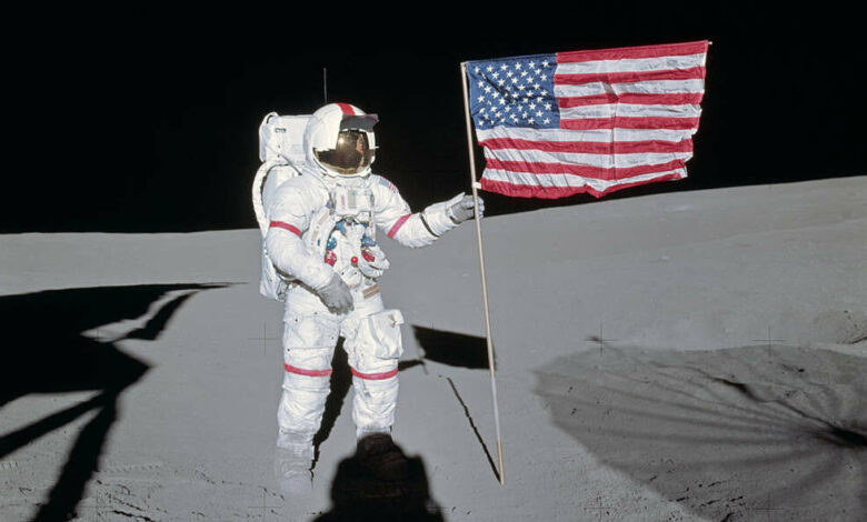 Mỹ cắm bao nhiêu lá cờ trên Mặt Trăng trong chương trình Apollo?