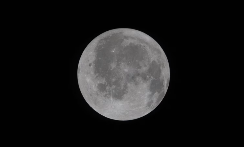 Ảnh cận cảnh Mặt Trăng đầu tiên chụp từ Artemis II Ảnh cận cảnh Mặt Trăng đầu tiên chụp từ Artemis II