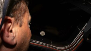 Artemis II bay qua phía sau Mặt Trăng, phá kỷ lục ‘xa Trái Đất nhất’