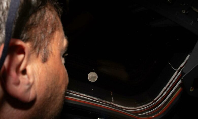 Artemis II bay qua phía sau Mặt Trăng, phá kỷ lục ‘xa Trái Đất nhất’