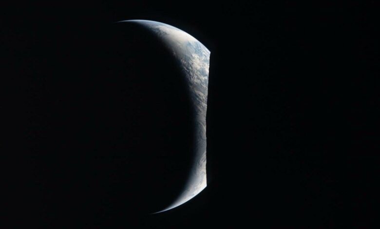 Cảnh ‘Trái Đất mọc’ chụp bởi phi hành đoàn Artemis II Cảnh ‘Trái Đất mọc’ chụp bởi phi hành đoàn Artemis II