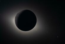 Lý do ảnh của Artemis II xuất hiện sao còn Apollo tối đen