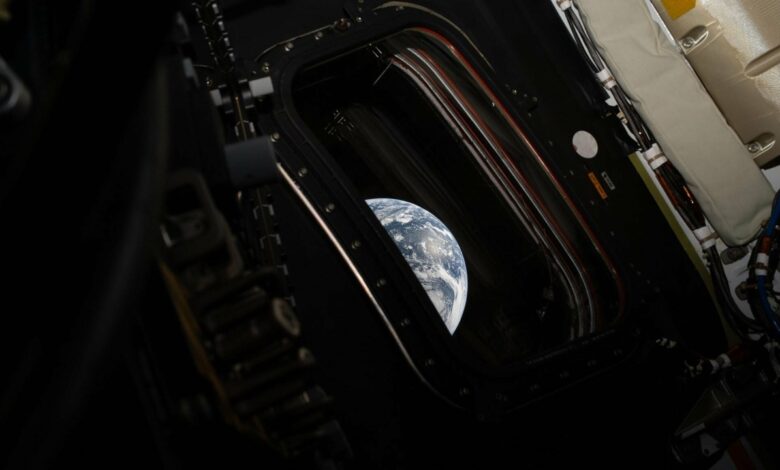 Phi hành đoàn Artemis II vượt mốc ‘nửa đường tới Mặt Trăng’