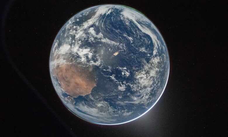 Toàn cảnh Trái Đất nhìn từ Artemis II Toàn cảnh Trái Đất nhìn từ Artemis II