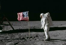 Vì sao cờ Mỹ trên Mặt Trăng ‘bay’ dù thiếu gió?