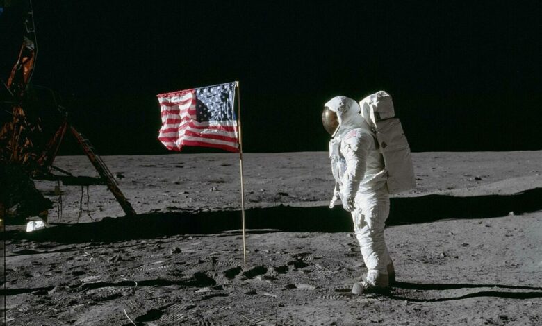 Vì sao cờ Mỹ trên Mặt Trăng ‘bay’ dù thiếu gió? Vì sao cờ Mỹ trên Mặt Trăng ‘bay’ dù thiếu gió?