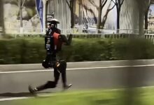 Hơn 300 robot hình người thi chạy bán marathon tại Trung Quốc