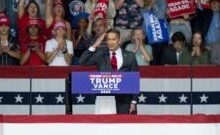 Mỹ sa thải Bộ trưởng Hải quân, ông Hùng Cao lên nắm quyền