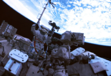 Phi hành đoàn Trung Quốc ở lại trạm vũ trụ thêm một tháng