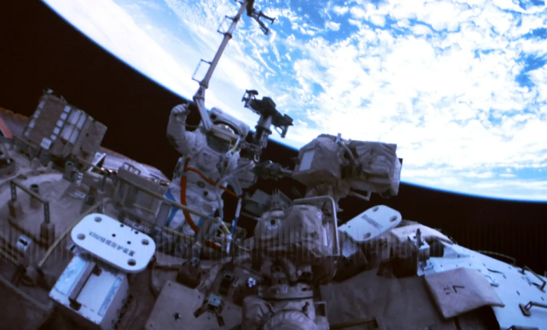 Phi hành đoàn Trung Quốc ở lại trạm vũ trụ thêm một tháng