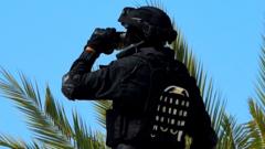 Các bài đăng trên mạng xã hội có thể khiến bạn bị bỏ tù hoặc trục xuất như thế nào?