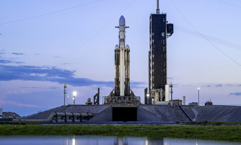 SpaceX hoãn phóng ‘siêu tên lửa’ Falcon Heavy