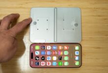 Mô hình iPhone gập so dáng cùng thiết bị Apple