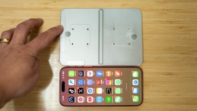 Mô hình iPhone gập so dáng cùng thiết bị Apple